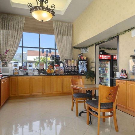 Ramada By Wyndham Pasadena Hotel Luaran gambar