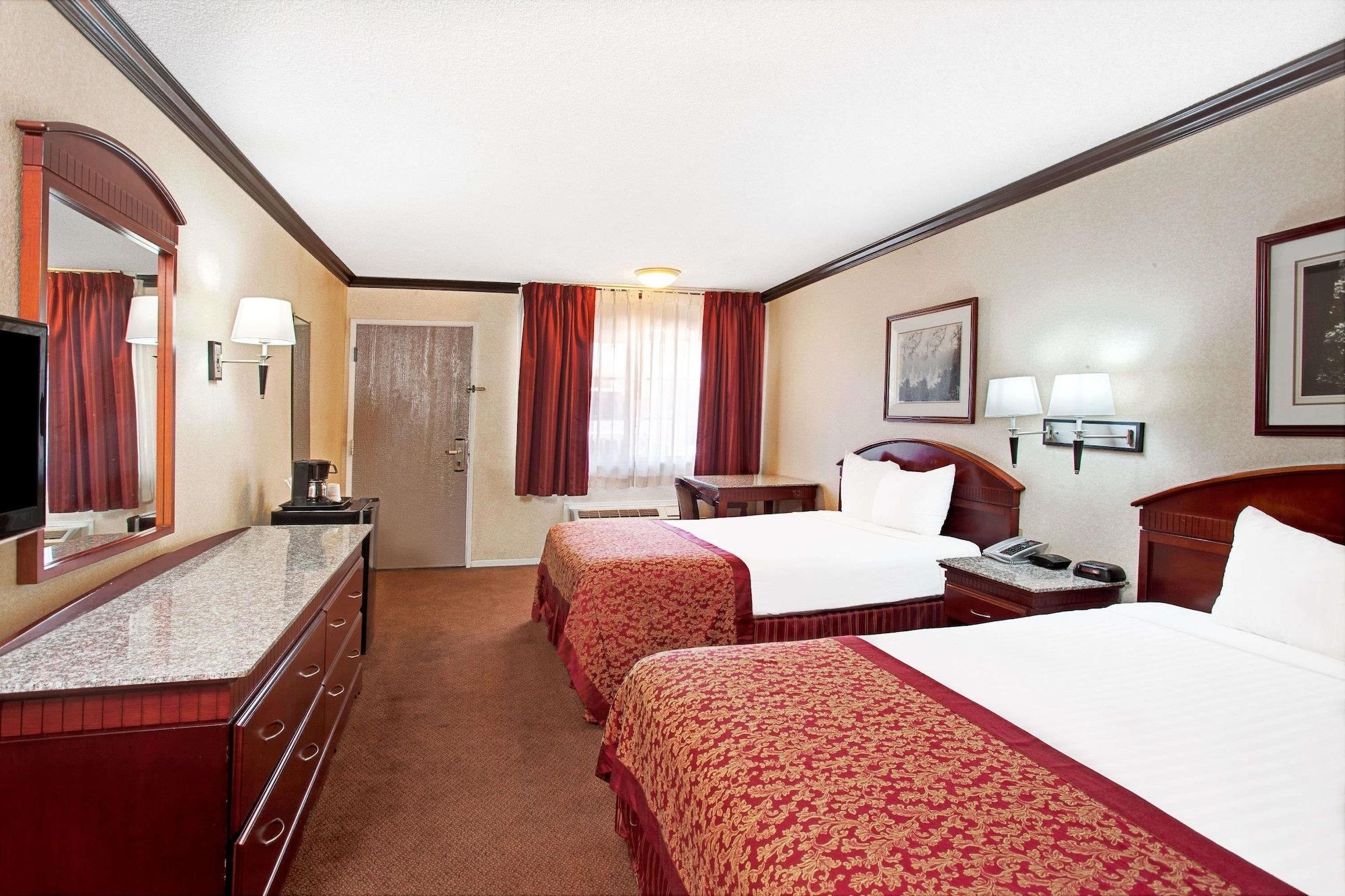 Ramada By Wyndham Pasadena Hotel Luaran gambar